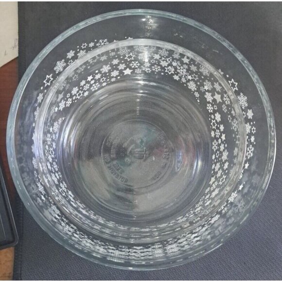 Anchor Hocking Set of 2 Snowflake Pattern Bowls 2-Cup & 4-Cup Capacity - Picture 3 of 11